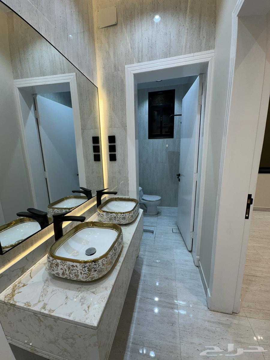 للبيع شقق علوية وسيعة 245 متر مع باركن حي الراقي64618917161987113