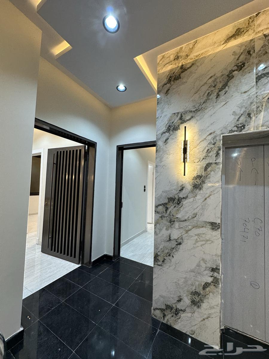 للبيع شقق علوية وسيعة 245 متر مع باركن حي الراقي64618917161987112