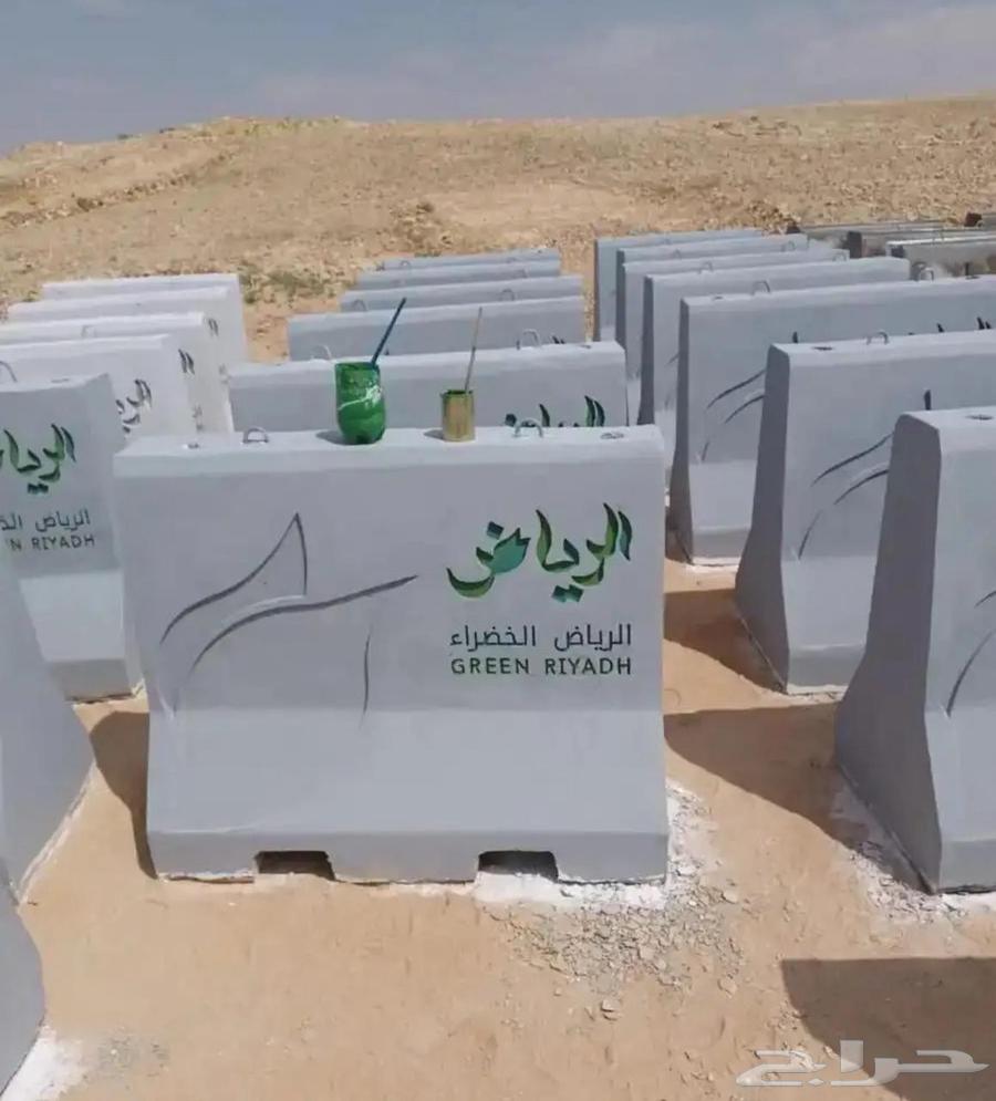 Concrete barriers, public garden decorations, and lighting pole bases64594134095363110