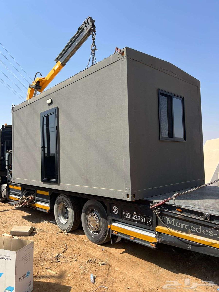 Flatbed truck with double crane, room transportation, sheds, generators, air conditioners, and protected areas64594053261825111