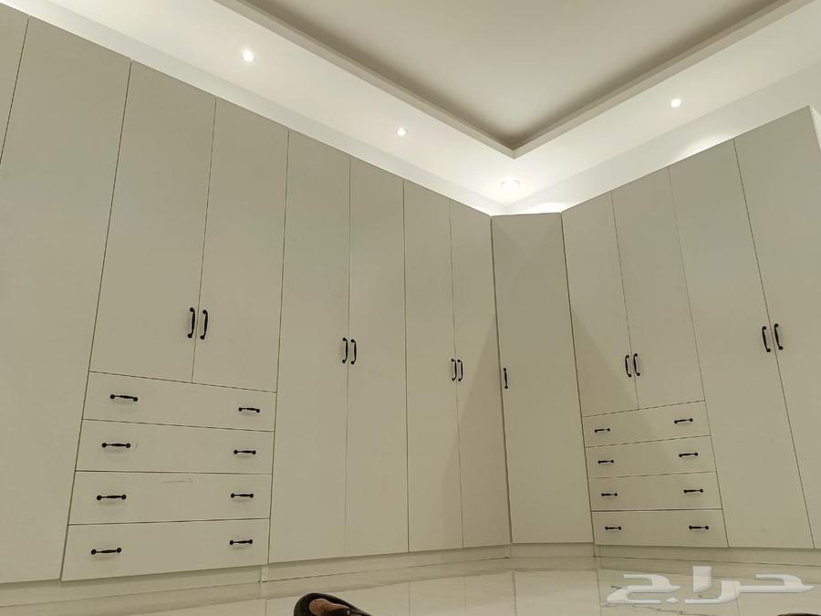 نجار للديكور الخشبي وتفصيل الخزائن والديكورات وتفصيل الابواب64594210789123111