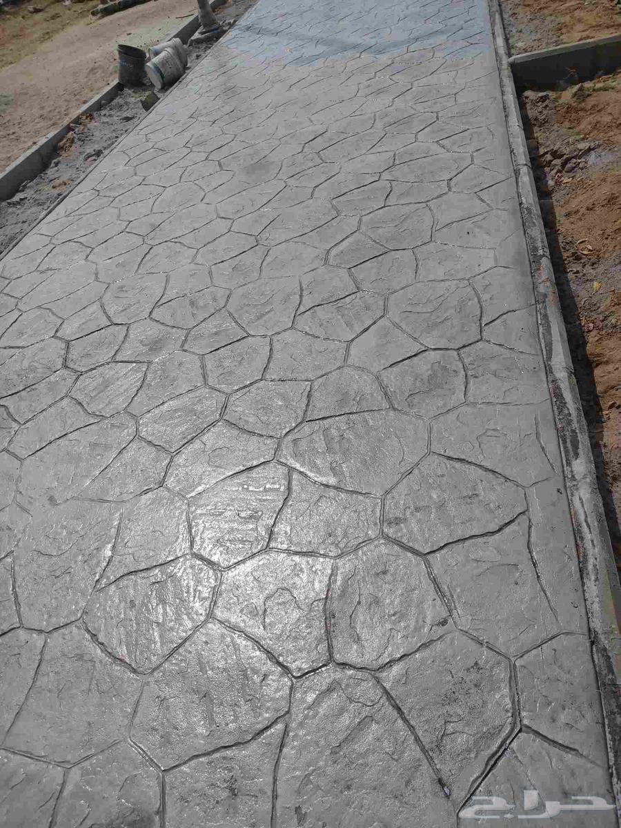 Colored printed concrete technician, decorative topping pour, fan pour, screed pour64594211128193110