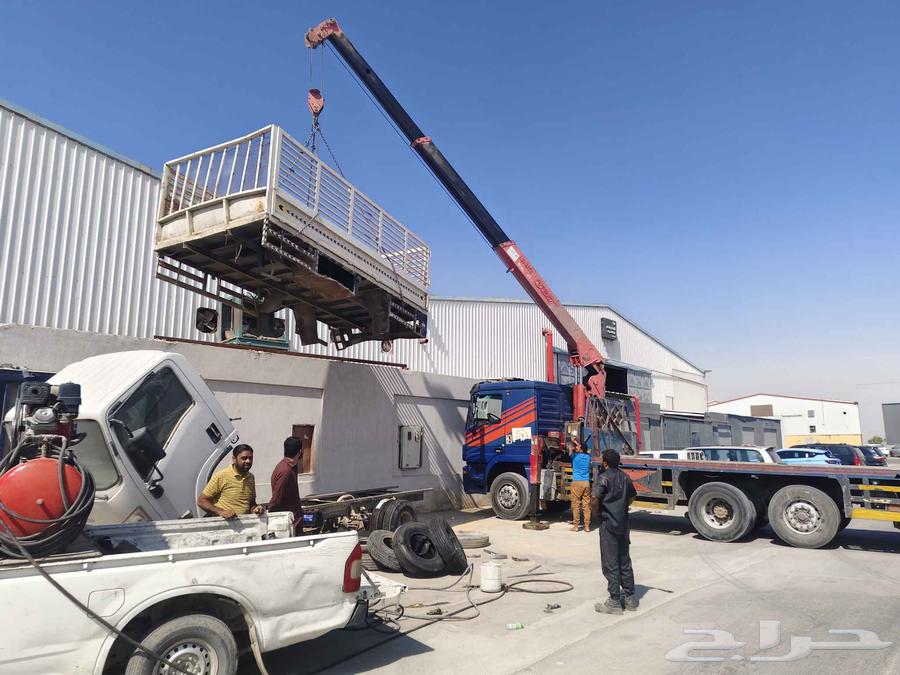 Flatbed truck with double crane, room transportation, sheds, generators, air conditioners, and protected areas64594053261825110