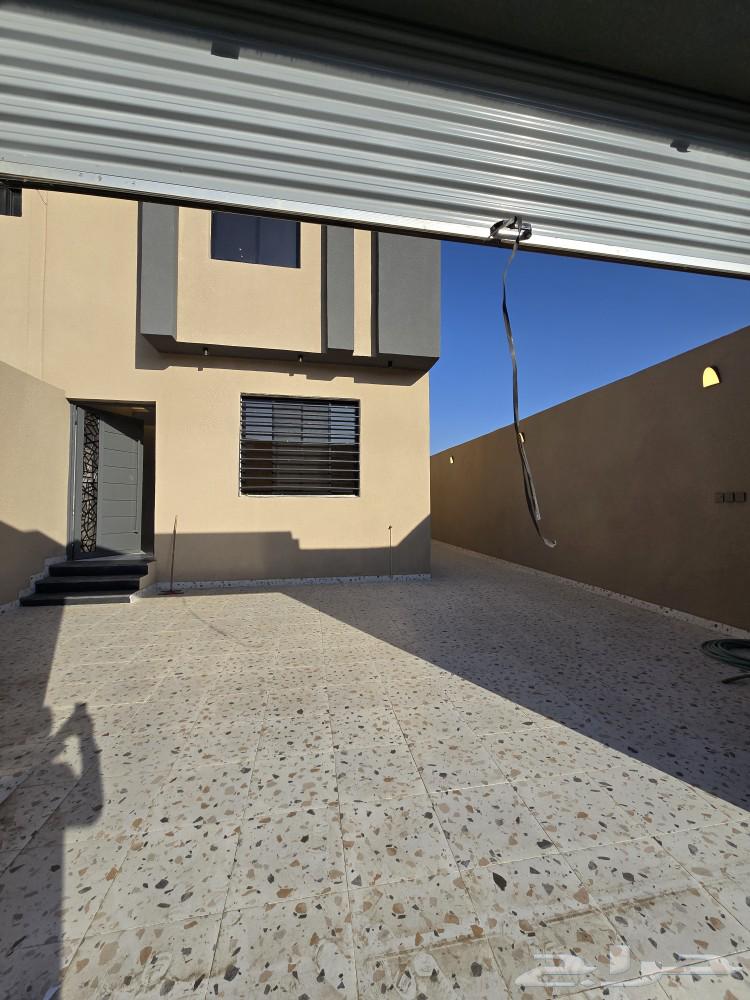 للبيع دور أرضي 6غرف بحوش ومدخل سياره من550 ألف طريق الثمانين64594098097154113