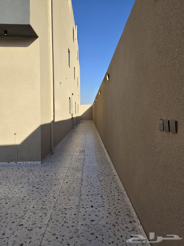 للبيع دور أرضي 6غرف بحوش ومدخل سياره من550 ألف طريق الثمانين64594098097154114