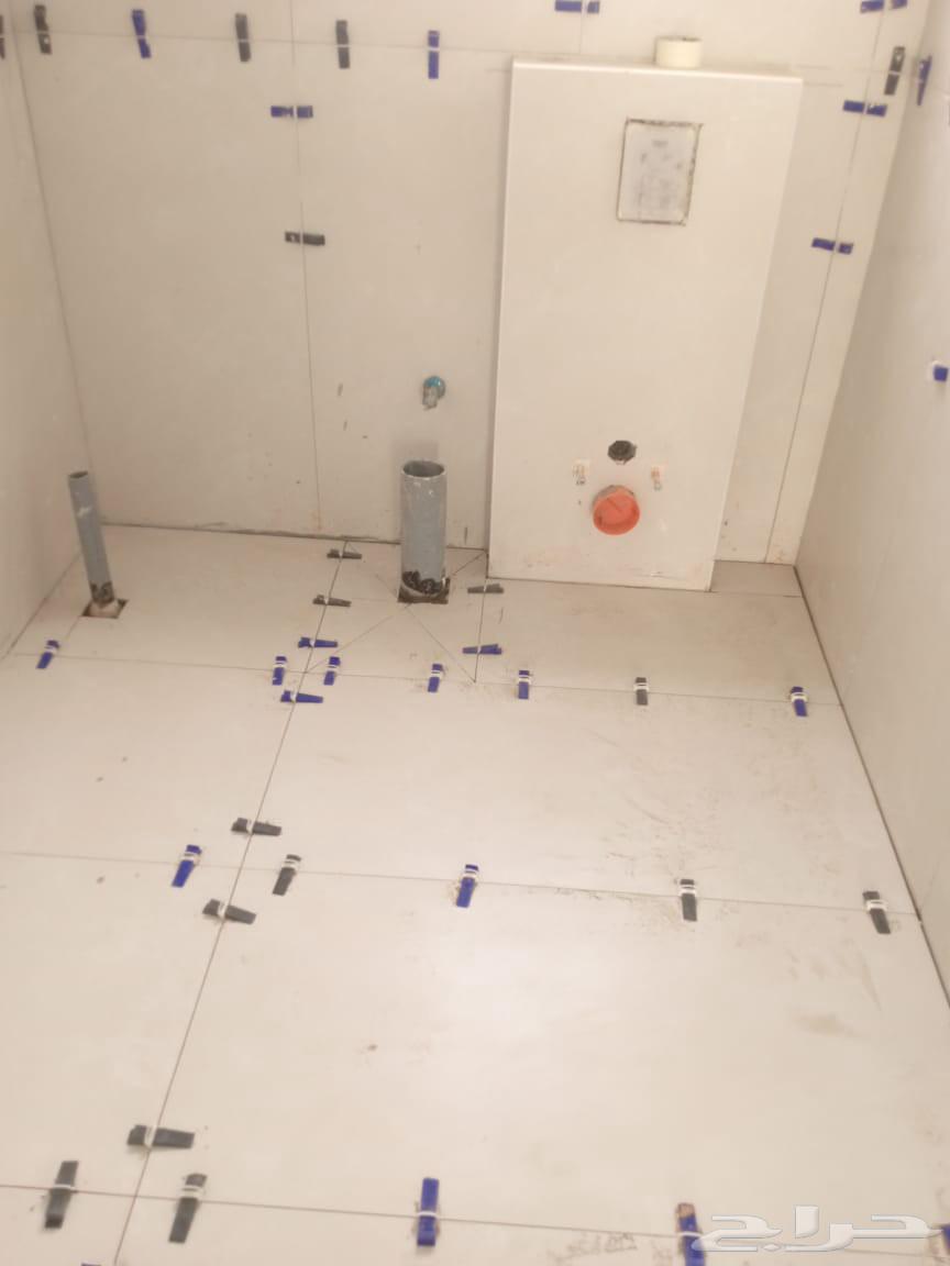 Ceramic porcelain tile installer, bathroom tiling, breaking, installation, assembly64594244621570110