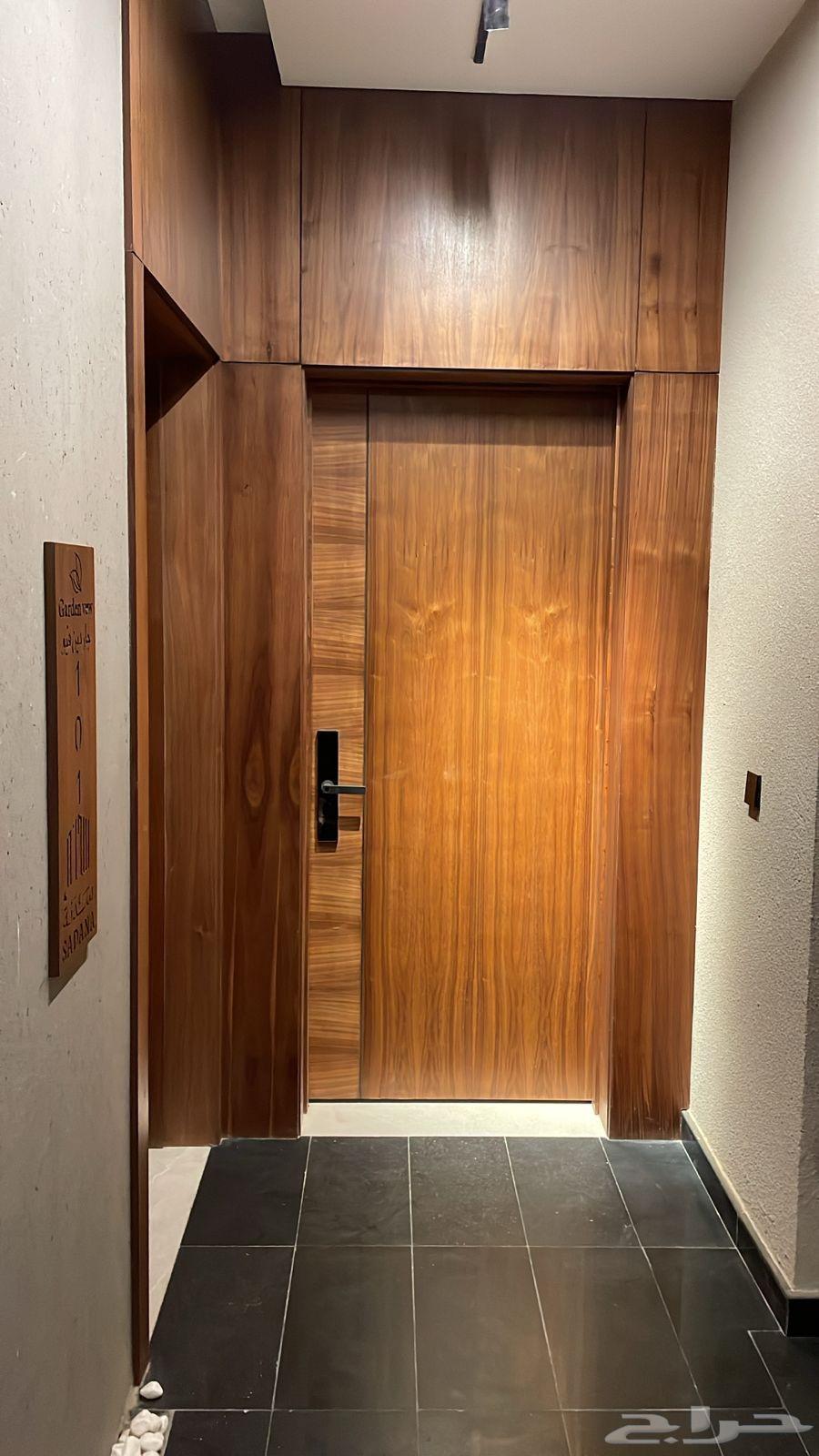 نجار ديكورات خشبيه وباب وشباك وغرف نوم وجميع أعمال الصيانات64594133880961110