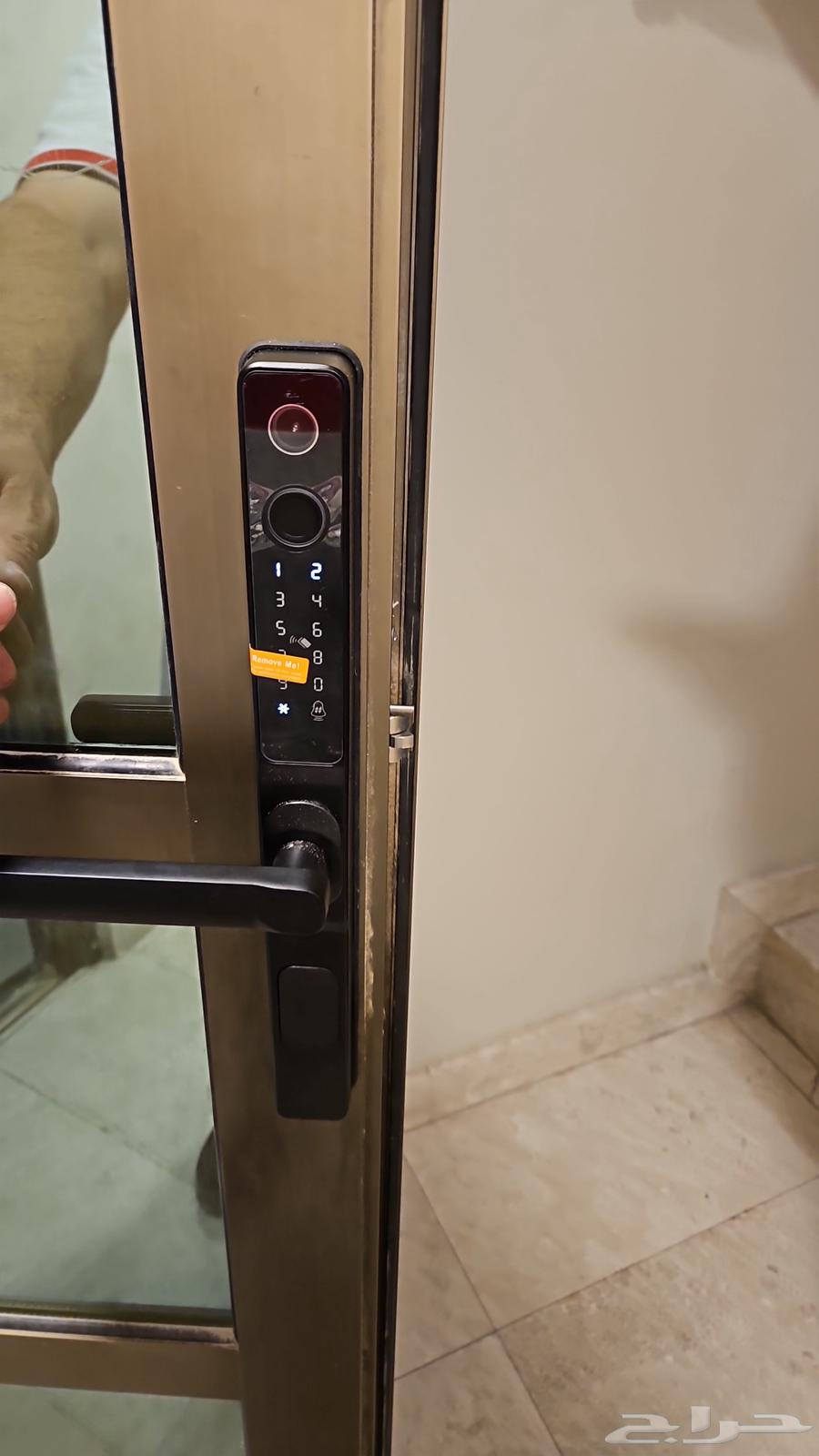 فني تركيب الاقفال الذكيه وكهربائي عام64606319219201113