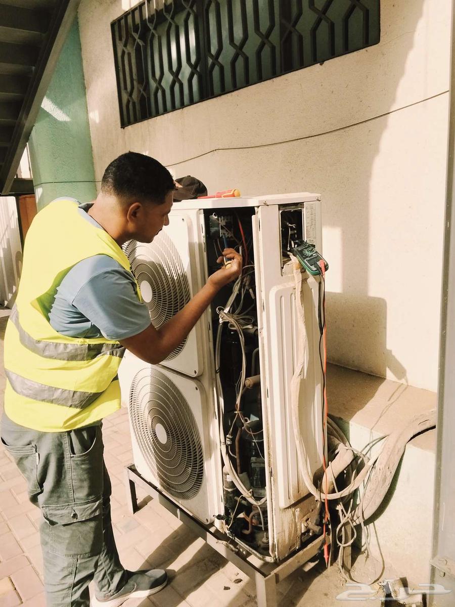 Air conditioning and refrigeration technician, maintenance and installation, charging with American Freon, washing64606375929089111