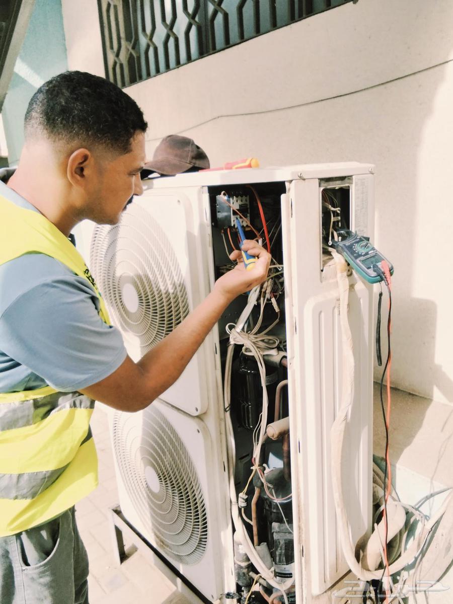 Air conditioning and refrigeration technician, maintenance and installation, charging with American Freon, washing64606375929089112