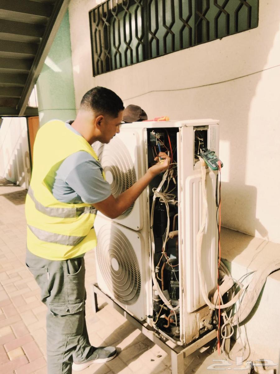 Air conditioning and refrigeration technician, maintenance and installation, charging with American Freon, washing64606375929089110