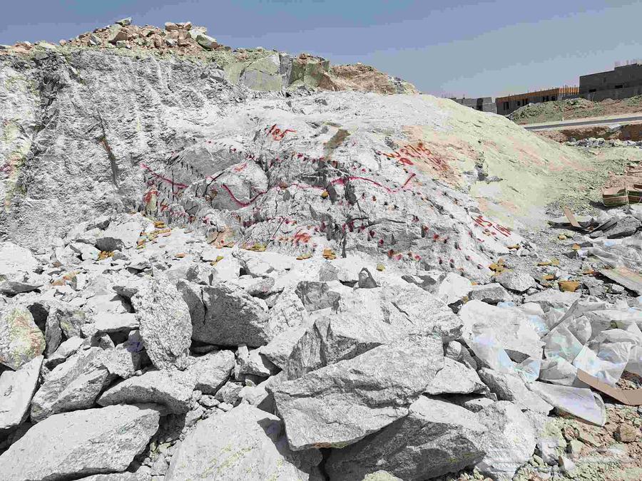 بنين حجر وتفتيت صخور ومقولت العمه لقطع العقر64613440248579114