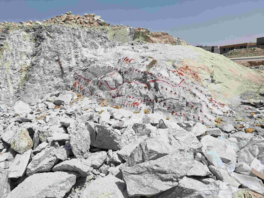 بنين حجر وتفتيت صخور ومقولت العمه لقطع العقر64613440248579113