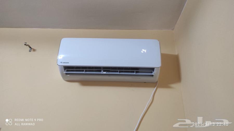 Air conditioning and refrigeration technician, maintenance and installation, charging with American Freon, washing64606375929089113