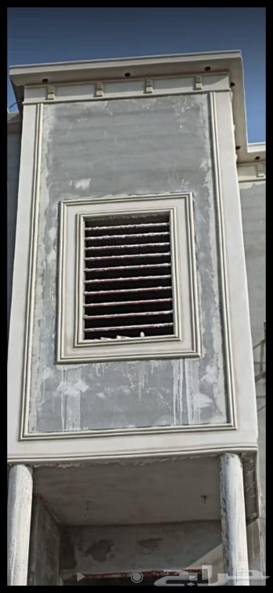 Exterior decoration craftsman, stone alternative with colored plaster and facade cladding64606374565890114