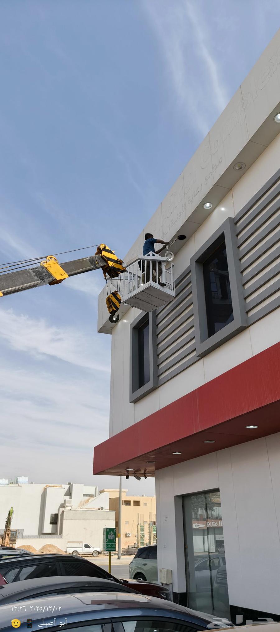 Maintenance workers' elevator changing bulbs and decorations64606375190145110