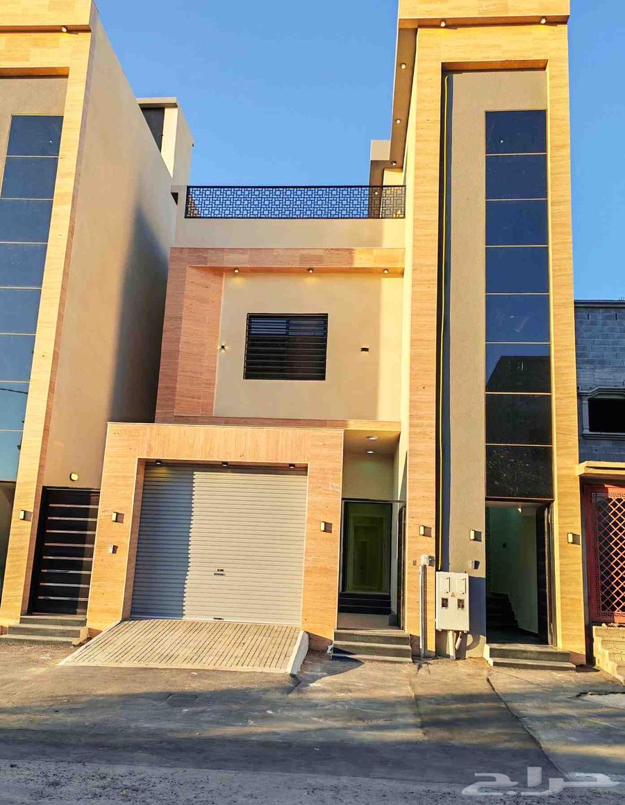 للبيع روف علوي بملحق موقع ممتاز وسط الخدمات شمال الخميس64613411854339111