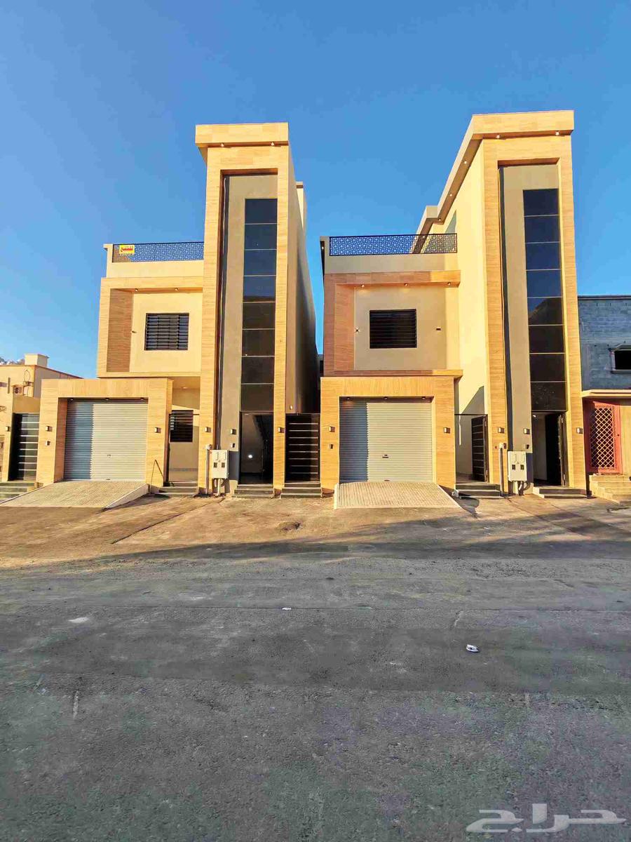 للبيع روف علوي بملحق موقع ممتاز وسط الخدمات شمال الخميس64613411854339110