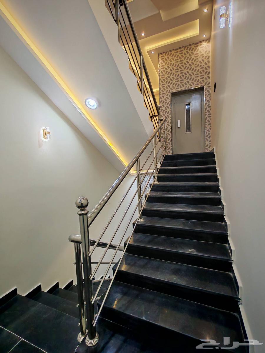 للبيع روف علوي بملحق موقع ممتاز وسط الخدمات شمال الخميس64613411854339114