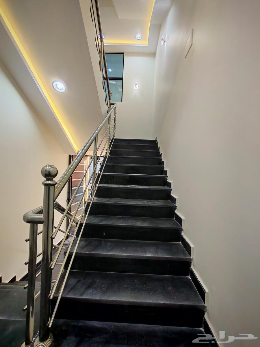 للبيع روف علوي بملحق موقع ممتاز وسط الخدمات شمال الخميس64613411854339113