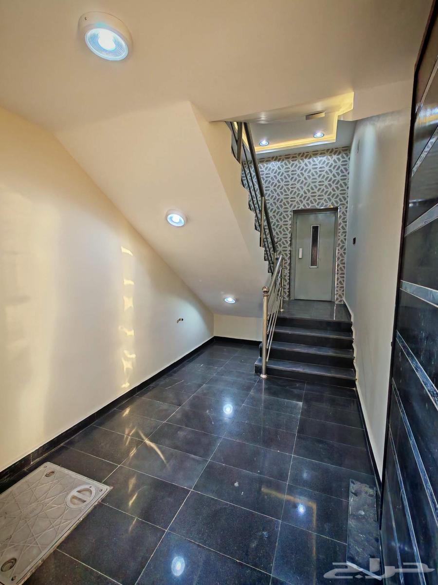 للبيع روف علوي بملحق موقع ممتاز وسط الخدمات شمال الخميس64613411854339112