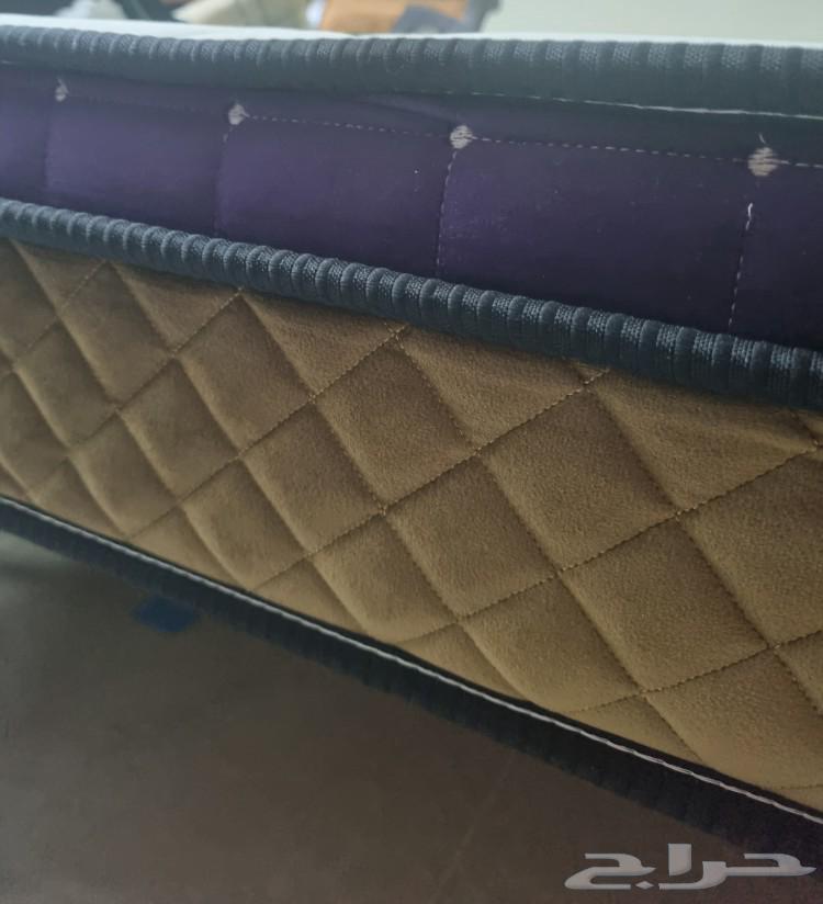 A semi-new bed mattress63225067716994113