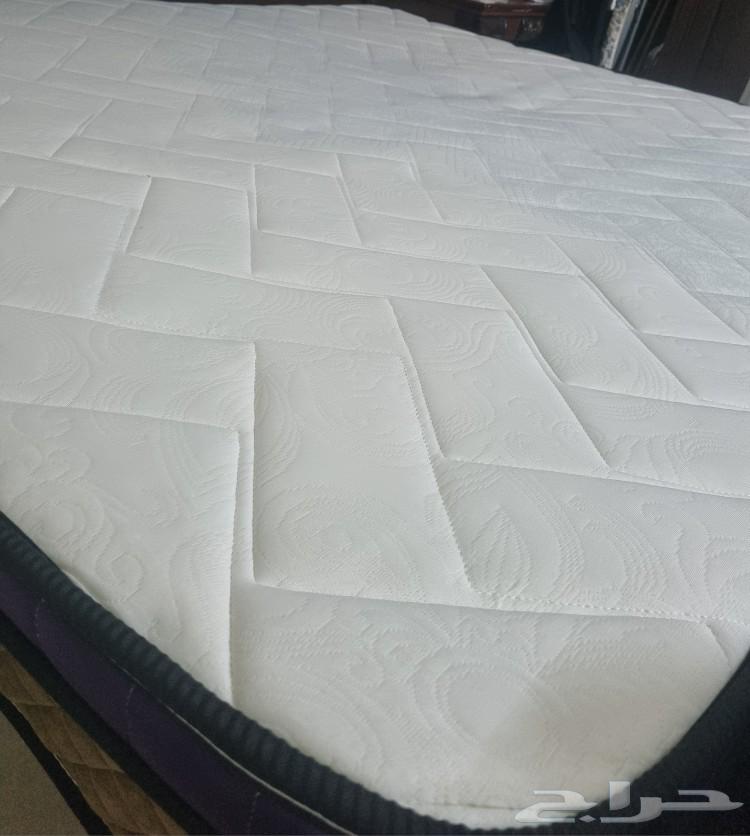 A semi-new bed mattress63225067716994112
