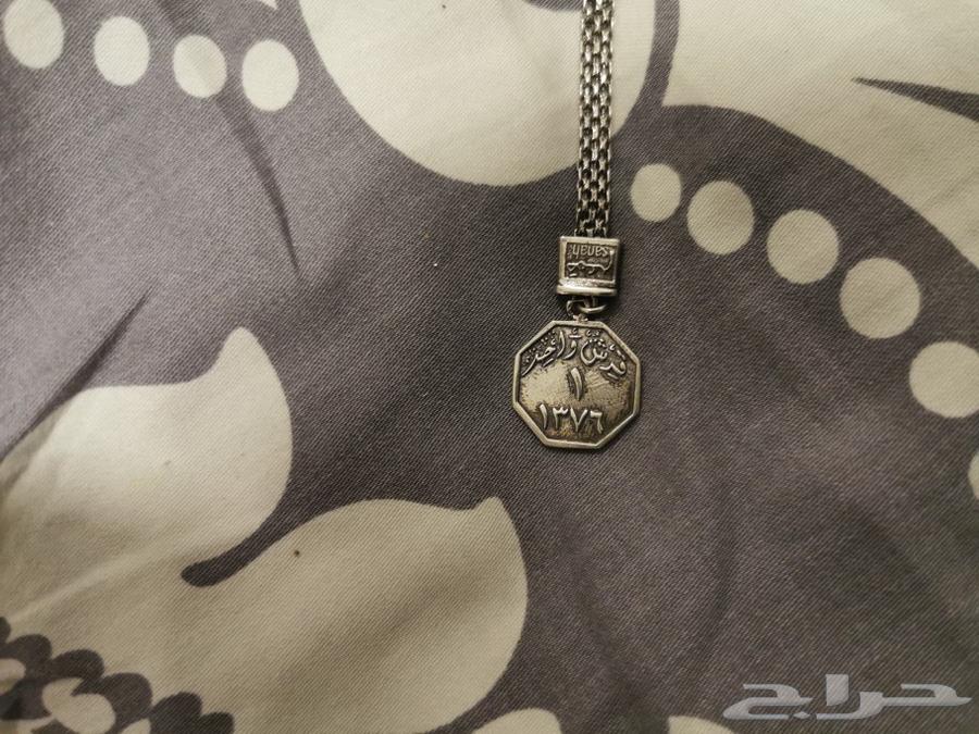 ميداليه (طربزونه) فضه عليها قرش منذ عهد الملك فيصل عام 137363219572381955112