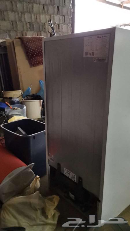 A very clean refrigerator, inside and outside, with no issues at all.63216085490563113