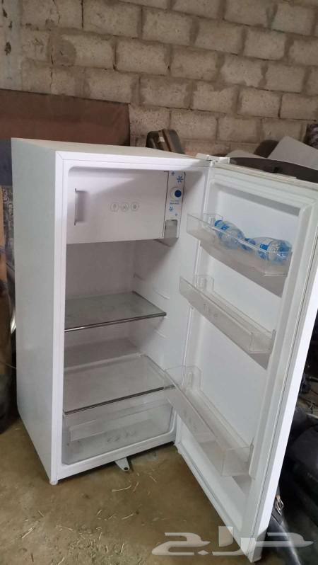 A very clean refrigerator, inside and outside, with no issues at all.63216085490563111