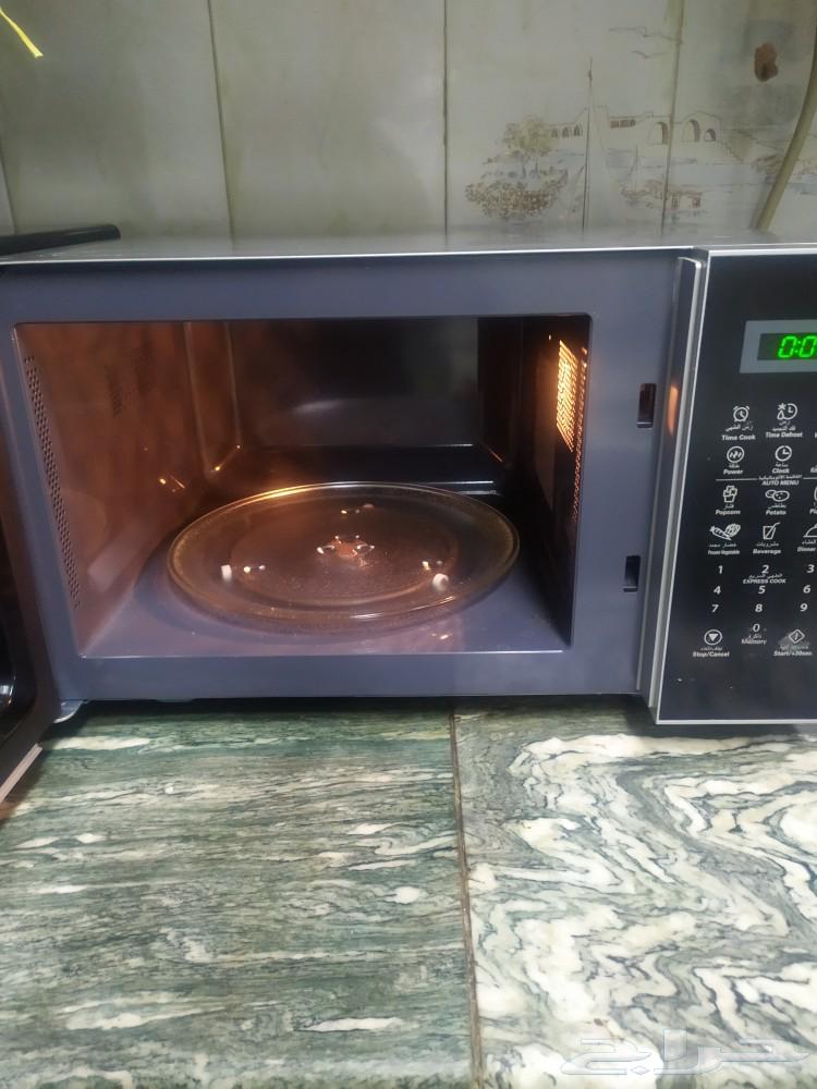 Almost new HAAM microwave with indicator for stopping when cooked and a medium-sized refrigerator63206582254209112