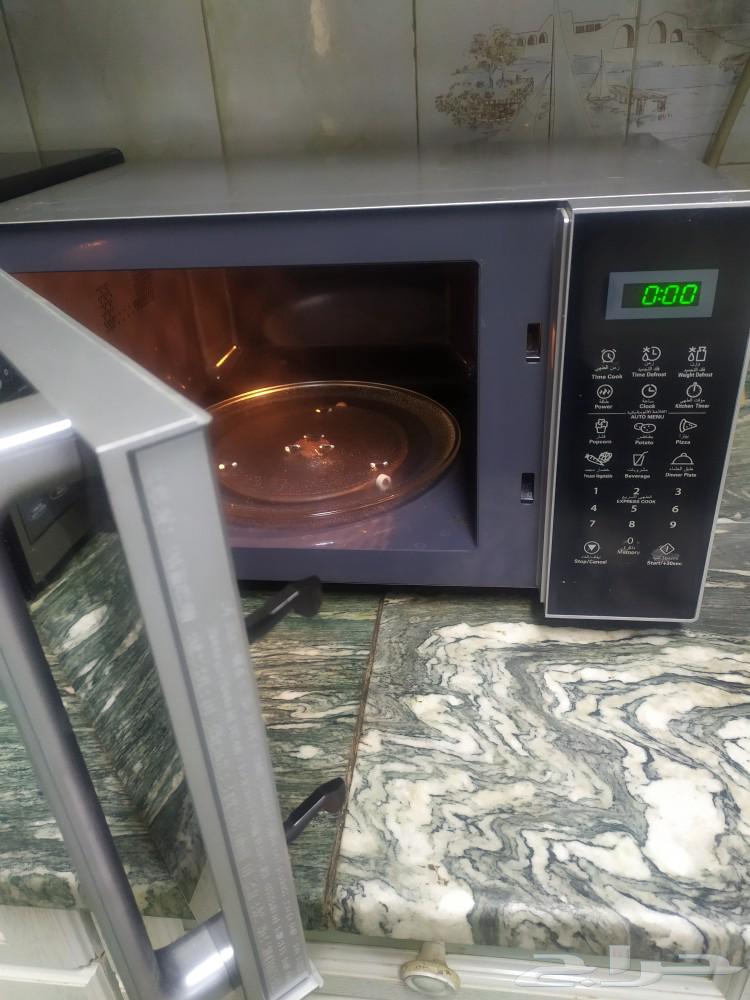 Almost new HAAM microwave with indicator for stopping when cooked and a medium-sized refrigerator63206582254209111