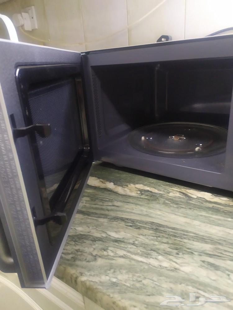 Almost new HAAM microwave with indicator for stopping when cooked and a medium-sized refrigerator63206582254209113
