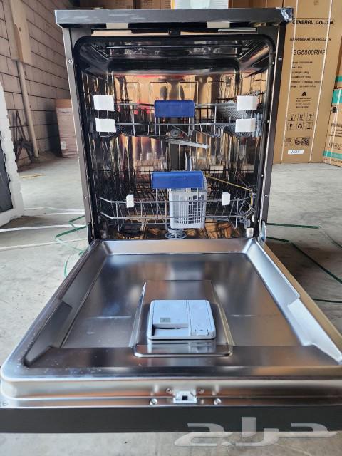 Dishwashers with 8 programs and 7 program levels and 3 stainless steel racks are available63205587190530113