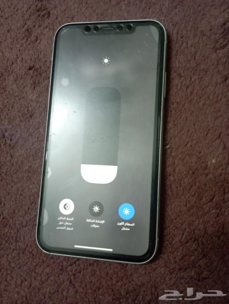 Let me show you the iPhone 11, the phone is in good condition, doesn't have any issues, just a minor crack.63205567818369113