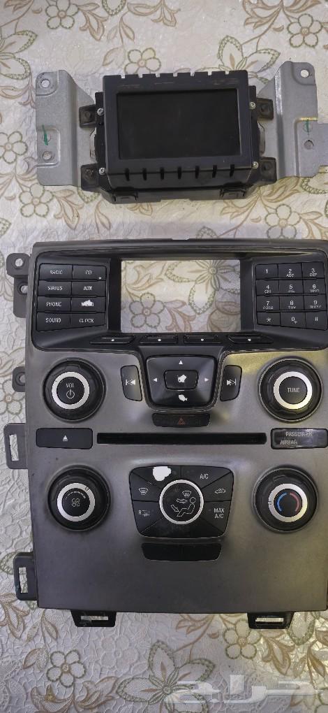 The Ford Edge standard screen is clean.63306572371458112