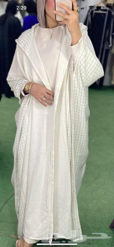 The fabric of the abaya is heavy linen.631983529593631129