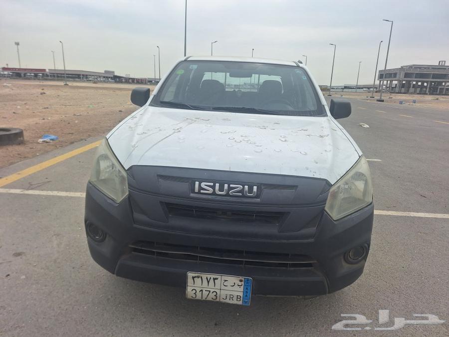 For sale: 2019 Isuzu D-Max, needs agency service, transmission, engine, and chassis work.63289804329987111