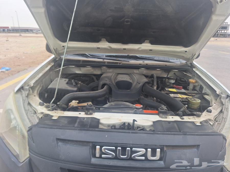 For sale: 2019 Isuzu D-Max, needs agency service, transmission, engine, and chassis work.63289804329987111