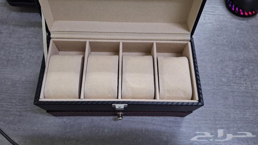 Luxury watch box, excellent material. Holds 4 watches63617996651138111