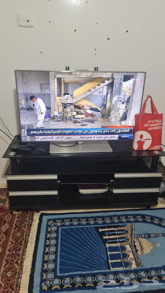 Samsung 42-inch screen with 3D glasses and table633714136405791127