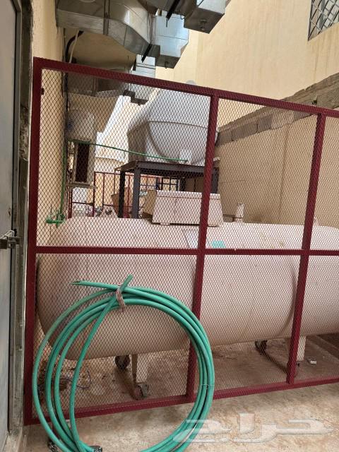 2000-liter used and functional gas tank. For sale without tires.63157215693059111