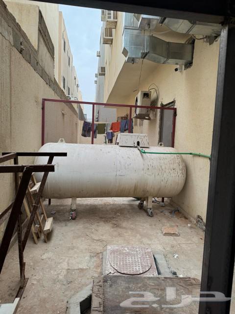 2000-liter used and functional gas tank. For sale without tires.63157215693059112