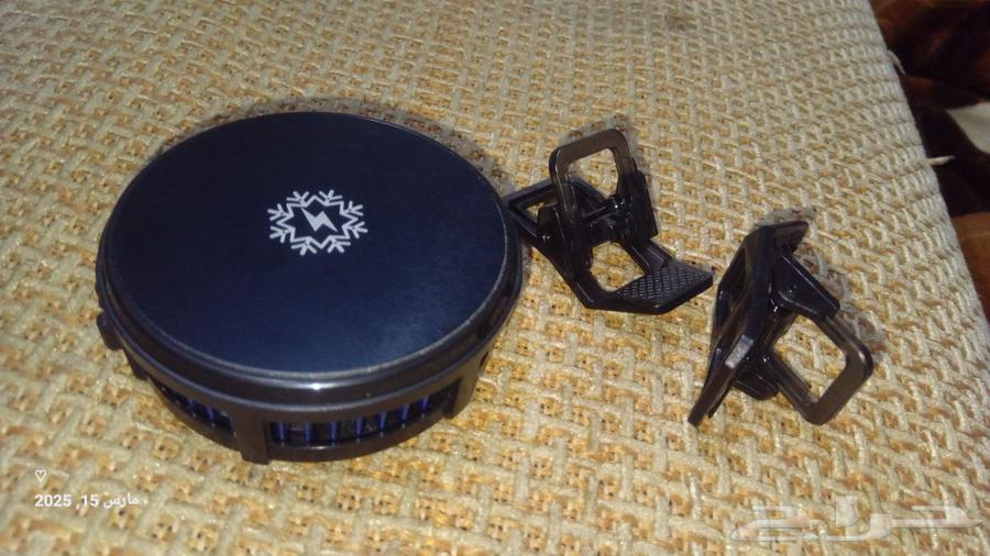 A portable cooler that leaks water slightly. Comes with a gift of headphones and PUBG fingers.63149783126529112