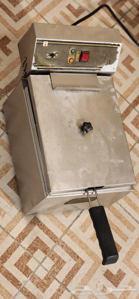 An electric mixer in excellent condition63144621012481113