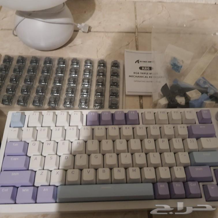 Mouse, keyboard, keyboard buttons, lights, clock, and headphones63145102777473111
