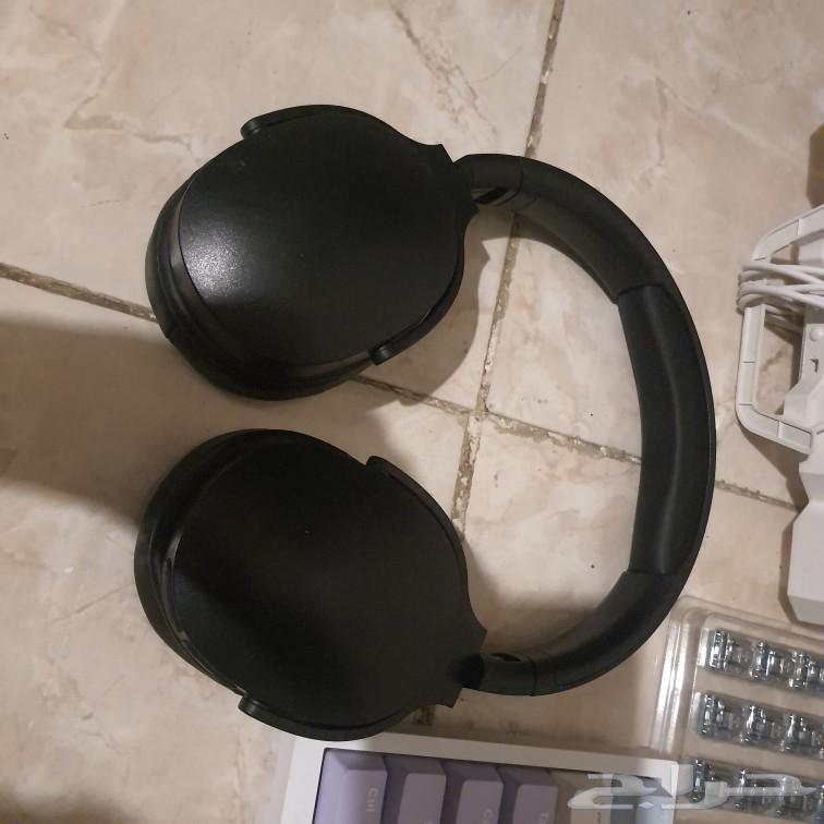 Mouse, keyboard, keyboard buttons, lights, clock, and headphones63145102777473112