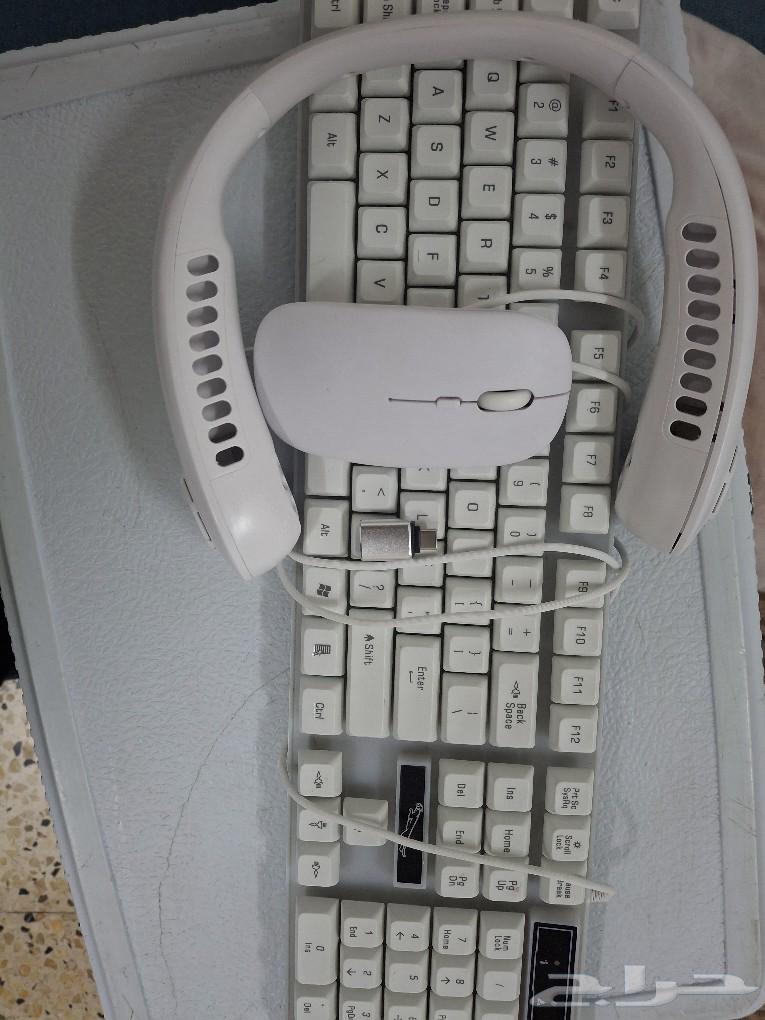 A keyboard with a fan shaped like a headphone, and it comes with a Bluetooth mouse.63144155317635112