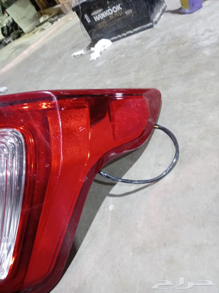 Right side of Ford Explorer 201663209374401537112
