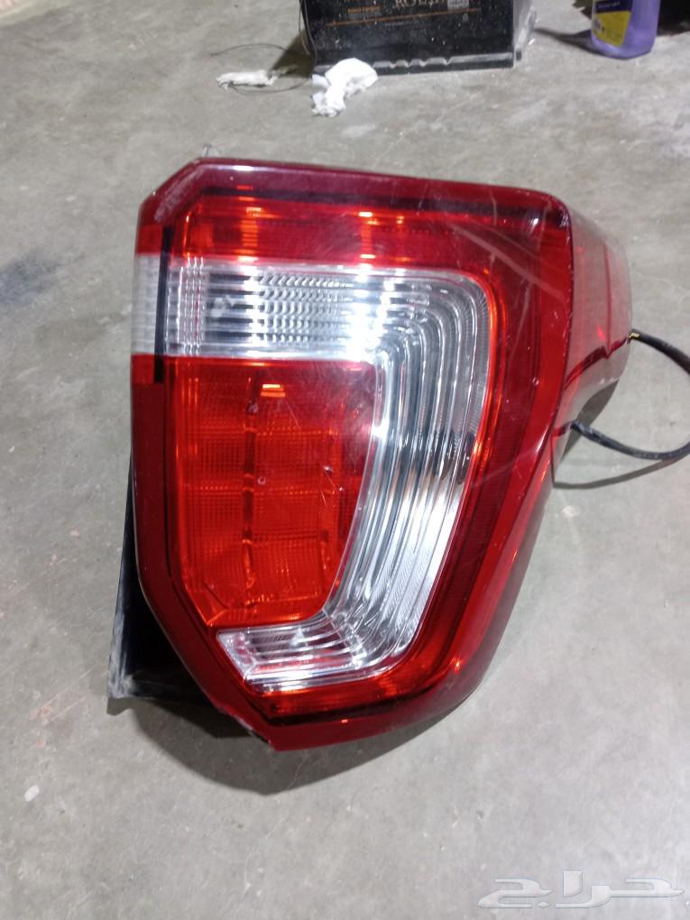 Right side of Ford Explorer 201663209374401537113